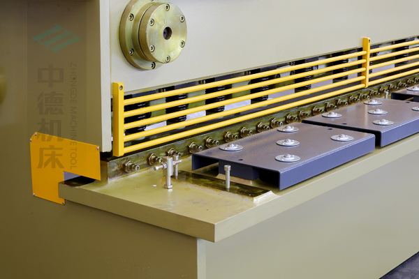 ZDG-640滾珠前托料及穿透型防護(hù)欄.jpg ZDG-640滾珠前托料及穿透型防護(hù)欄.jpg