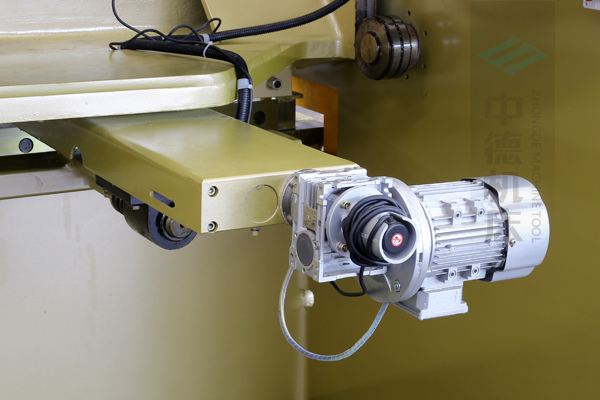 ZDG-640后擋料驅(qū)動結(jié)構(gòu),擁有強(qiáng)大扭矩.jpg ZDG-640后擋料驅(qū)動結(jié)構(gòu),擁有強(qiáng)大扭矩.jpg