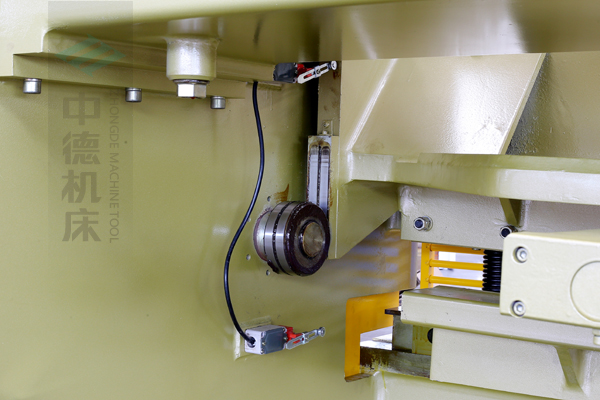 ZDG-640閘式刀架結(jié)構(gòu),刀架上下垂直運動工作,軸承受力小無磨損,所以能長久精確控制刀片間隙,并能調(diào)節(jié)剪切角度,提升產(chǎn)品質(zhì)量,又顯著提高刀片使用壽命.jpg ZDG-640閘式刀架結(jié)構(gòu),刀架上下垂直運動工作,軸承受力小無磨損,所以能長久精確控制刀片間隙,并能調(diào)節(jié)剪切角度,提升產(chǎn)品質(zhì)量,又顯著提高刀片使用壽命.jpg