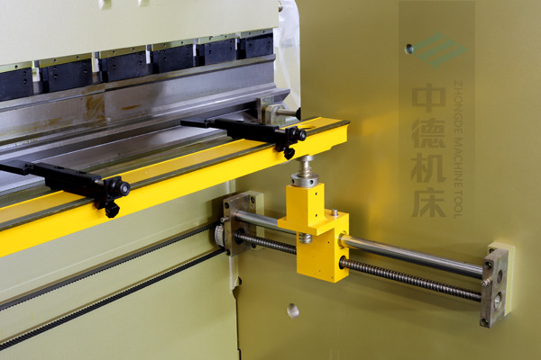 ZDP-10032高精度x軸結構,采用滾珠絲桿,精度高無游隙,淬火高強度擋指,并有倒三角鎖卡裝置不掉落.jpg ZDP-10032高精度x軸結構,采用滾珠絲桿,精度高無游隙,淬火高強度擋指,并有倒三角鎖卡裝置不掉落.jpg