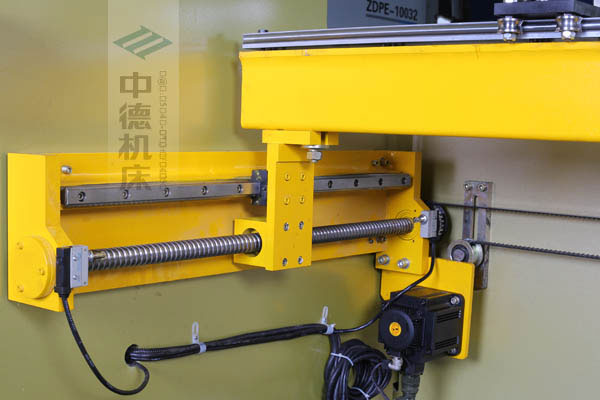 ZDPK-10032X軸配有滾珠絲桿及直線導(dǎo)軌，大功率伺服電機，鋼絲同步帶，能顯著提升X軸定位精度及速度