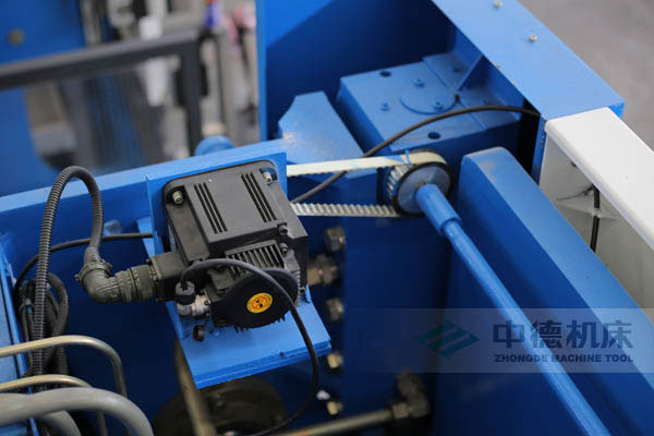 ZDPK-10032配有Y軸伺服定位功能，能精確有效提高Y軸精度，并使工作效率明顯提高