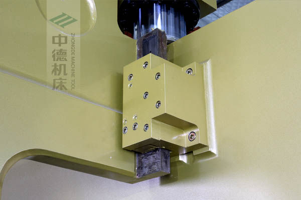 ZDP-20050加厚型滑塊導軌,強有力的保持滑塊間隙,有效減少工作時的抖動.jpg ZDP-20050加厚型滑塊導軌,強有力的保持滑塊間隙,有效減少工作時的抖動.jpg