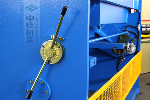 ZDS-1632剪板機(jī)刀片間隙手動調(diào)節(jié)器,刻度清淅,調(diào)節(jié)省力又簡便.jpg ZDS-1632剪板機(jī)刀片間隙手動調(diào)節(jié)器,刻度清淅,調(diào)節(jié)省力又簡便.jpg