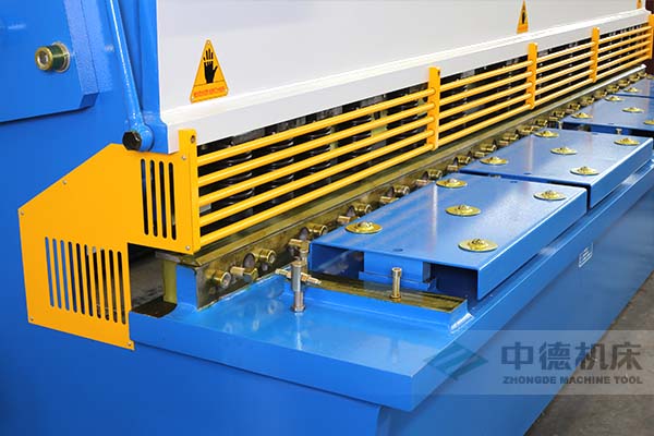 ZDS-1632剪板機(jī)進(jìn)料口,安全防護(hù),進(jìn)料無阻,又能直接觀看到燈光對線的剪切位置.jpg ZDS-1632剪板機(jī)進(jìn)料口,安全防護(hù),進(jìn)料無阻,又能直接觀看到燈光對線的剪切位置.jpg