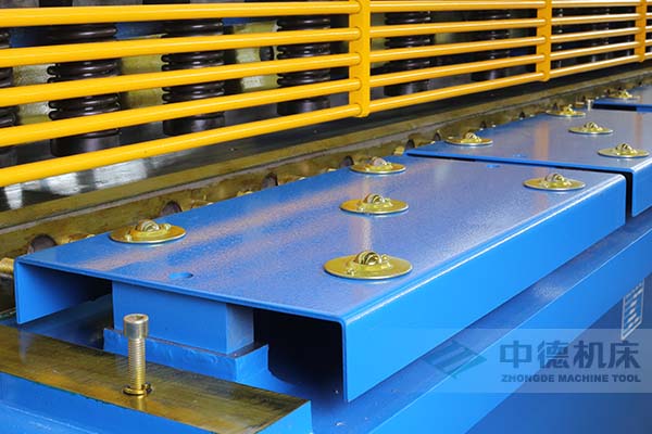 ZDS-1632剪板機(jī)采用滾珠前托料板,不劃傷不銹鋼板材表面.jpg ZDS-1632剪板機(jī)采用滾珠前托料板,不劃傷不銹鋼板材表面.jpg