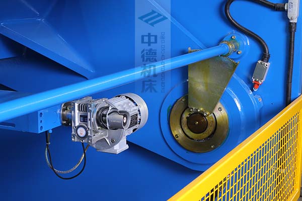 ZDS-1632剪板機(jī)后檔料結(jié)構(gòu),平行度高,并采用國內(nèi)一流品牌軸承,耐磨抗壓壽命長.jpg ZDS-1632剪板機(jī)后檔料結(jié)構(gòu),平行度高,并采用國內(nèi)一流品牌軸承,耐磨抗壓壽命長.jpg