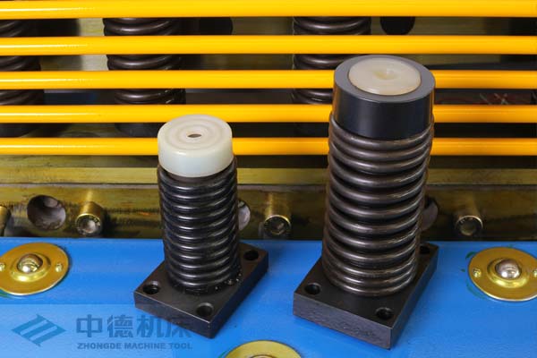 ZDS-1632采用高品質(zhì)壓料油缸,不滲油不會在板材表面留有油污.jpg ZDS-1632采用高品質(zhì)壓料油缸,不滲油不會在板材表面留有油污.jpg