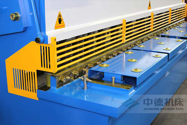 ZDS-432剪板機進料口,安全防護,進料無阻,又能直接觀看到燈光對線的剪切位置.jpg ZDS-432剪板機進料口,安全防護,進料無阻,又能直接觀看到燈光對線的剪切位置.jpg